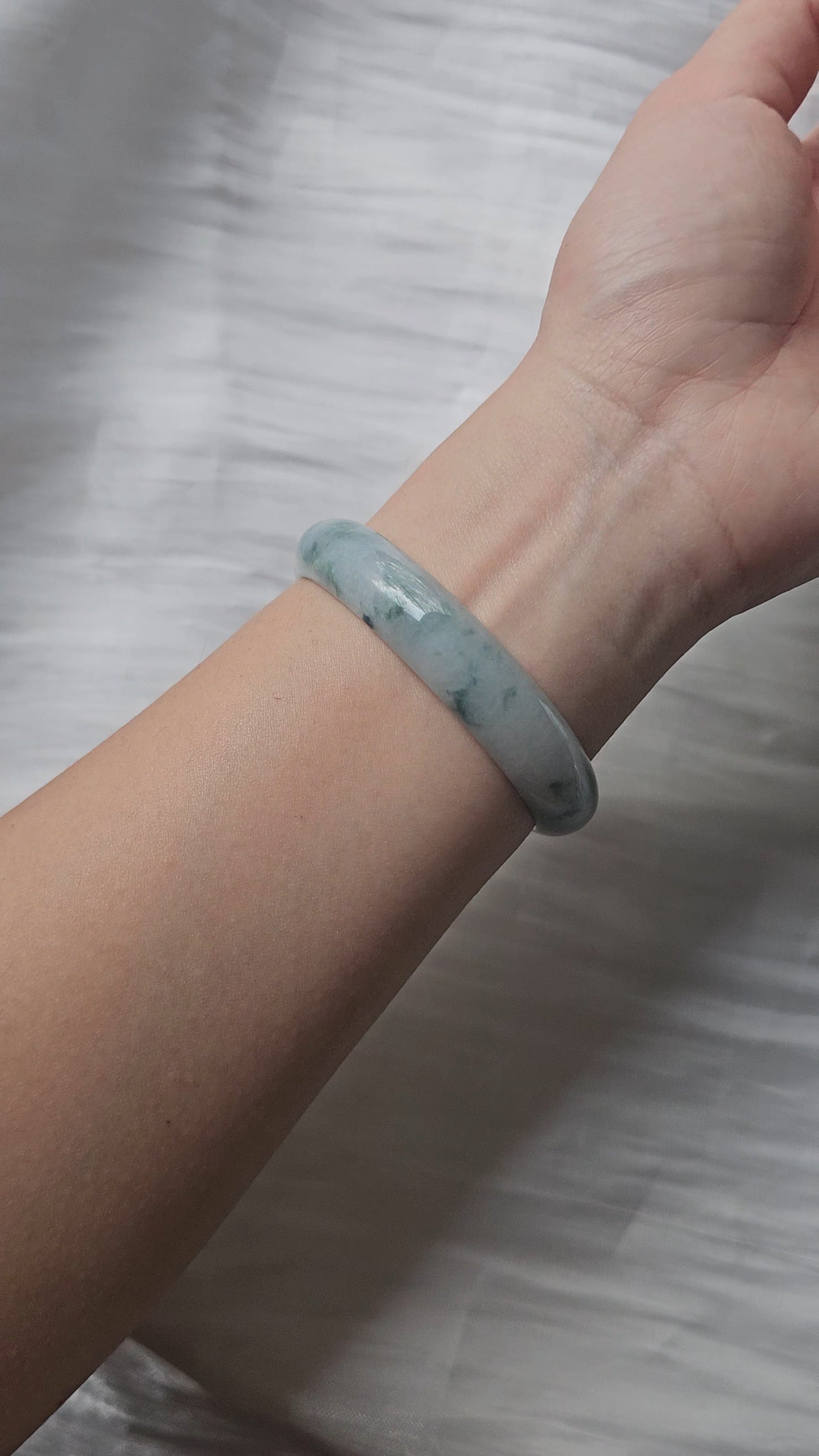 GUARDIAN | JAYDE Natural Grade-A Jadeite Bangle in Floral Green/Piao Hua (57.2mm Oval)