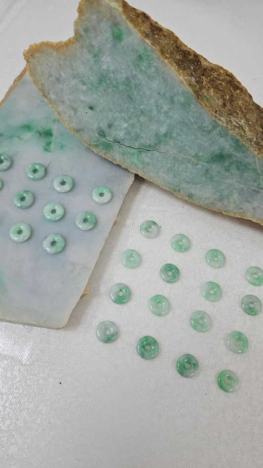 守護者 | 復古保管「平安」淡綠色翡翠吊墜(13 毫米,18K 鍍金/純金)