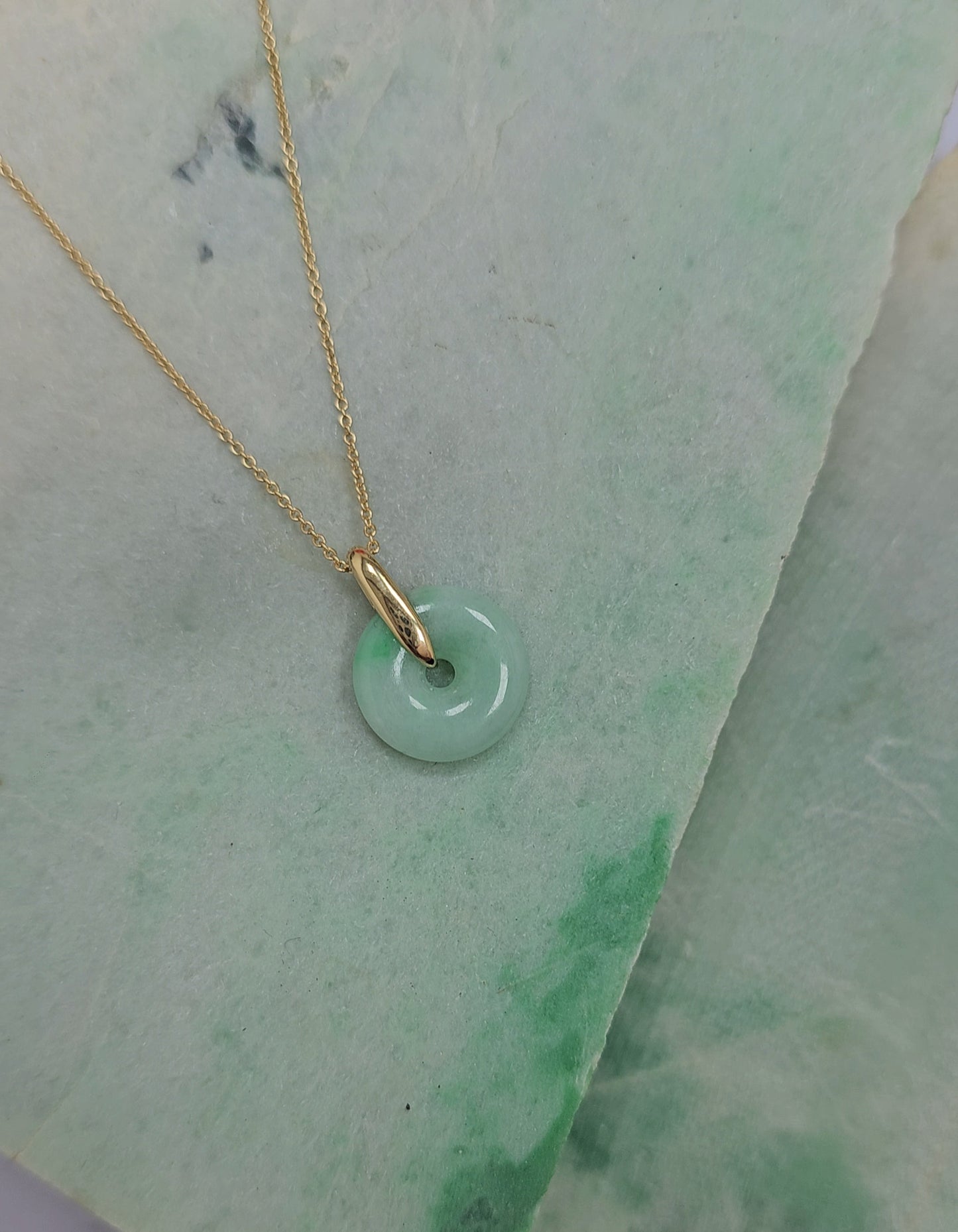 守護者 | 復古保管「平安」淡綠色翡翠吊墜（13 毫米，18K 鍍金/純金） 