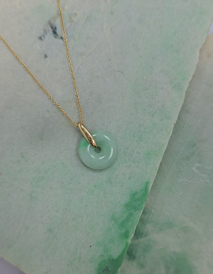 守護者 | 復古保管「平安」淡綠色翡翠吊墜（13 毫米，18K 鍍金/純金） 