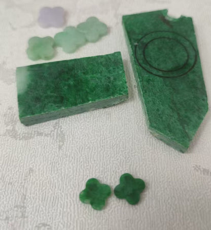 Nature | Serendipity Four Leaf Clover Jadeite Pendant in Deep Floral Green (18ct yellow gold)