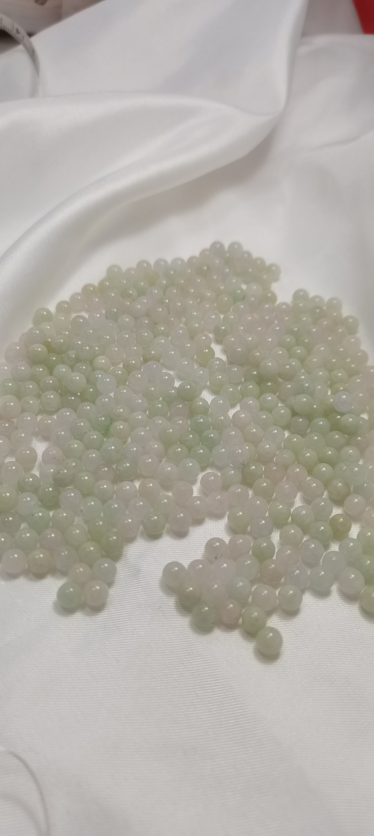 Yuan | Jadeite Bead Bracelet in Light Pastel Green and Dreamy White (5mm)