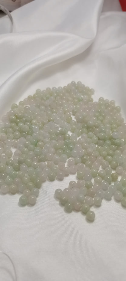 Yuan | Jadeite Bead Bracelet in Light Pastel Green and Dreamy White (5mm)