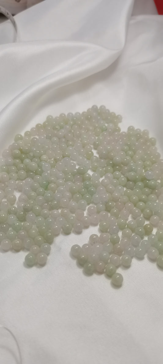 Yuan | Jadeite Bead Bracelet in Light Pastel Green and Dreamy White (5mm)