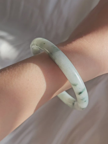 GUARDIAN | JAYDE Natural Grade-A Jadeite Bangle in Floral Green/Piao Hua (55mm Round)