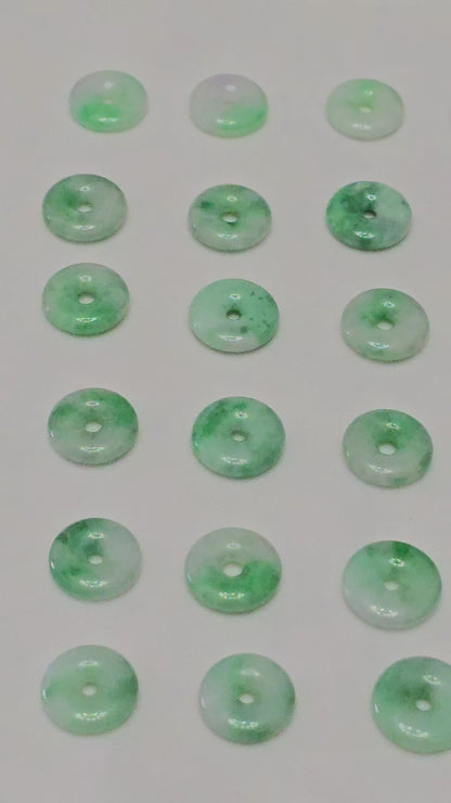 守護者 | 復古保管「平安」淡綠色翡翠吊墜（13 毫米，18K 鍍金/純金） 