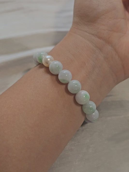 Yuan | Jadeite Bead Bracelet in White and Pastel Green with Freshwater Pearls (8-9mm)